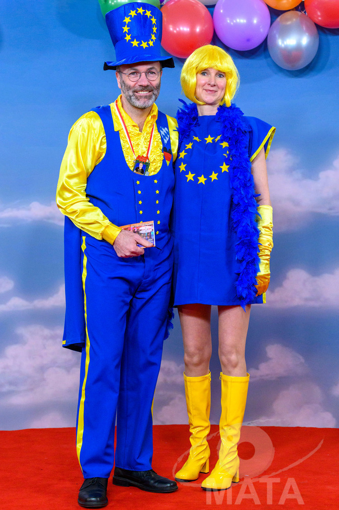 _DWA1490 | Fraktionsvorsitzende der Europaeischen Volkspartei (EVP) im Europaeischen Parlament, Manfred Weber mit seiner Gattin Andrea bei der TV-Sendung Fastnacht in Franken 2024. Veitshöchheim, 02.02.2024 Bayern Deutschland - Realisiert mit Pictrs.com