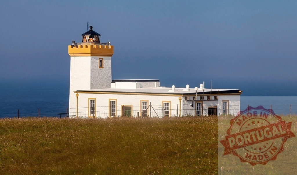 Duncansby Head lighthouse standing on Scottish coast | Duncansby Head lighthouse providing navigation for ships along the Scottish coastline - Realized with Pictrs.com