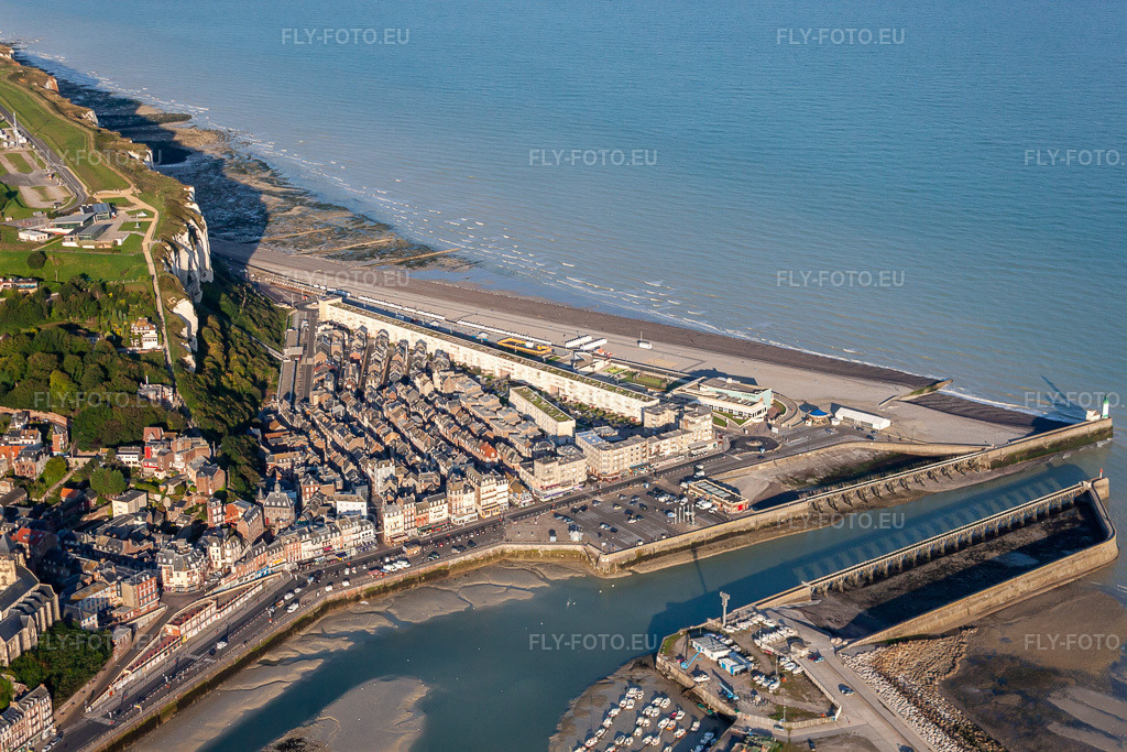 Vue aérienne: L'avant port à le quartier Basse Ville in Le Tréport dans le département Seine-Maritime, France. Photo: IMG_70784.jpg prise le 24/08/2014 par Werner Riehm/FLY-FOTO.eu – Résolution de l'original: 4752 x 3168 px