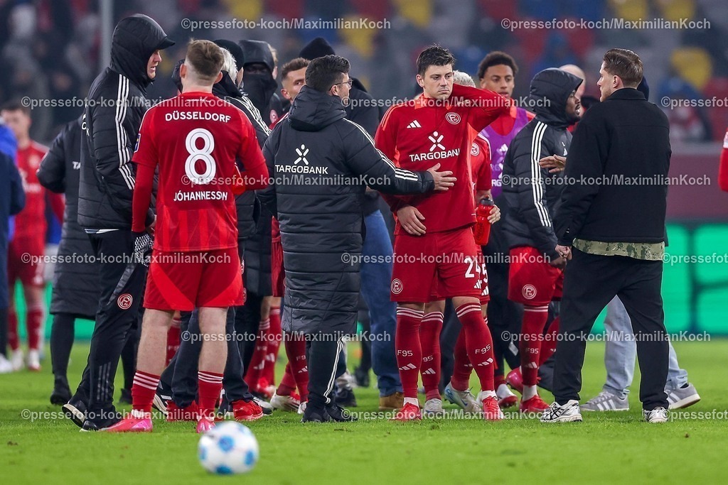 Due17012501103 | 17.01.2025, Fußball, Fortuna Düsseldorf - SV Darmstadt 98, 2.. Fußball Bundesliga, 18. Spieltag, Merkur Spiel-Arena, Saison 2024 2025: Enttäuschte Gesichter nach dem 2:2 Endstand. Dawid Kownacki (Fortuna Düsseldorf #24) steht enttäuscht auf dem SpielfeldDFB regulations prohibit any use of photographs as image sequences and or quasi-video.