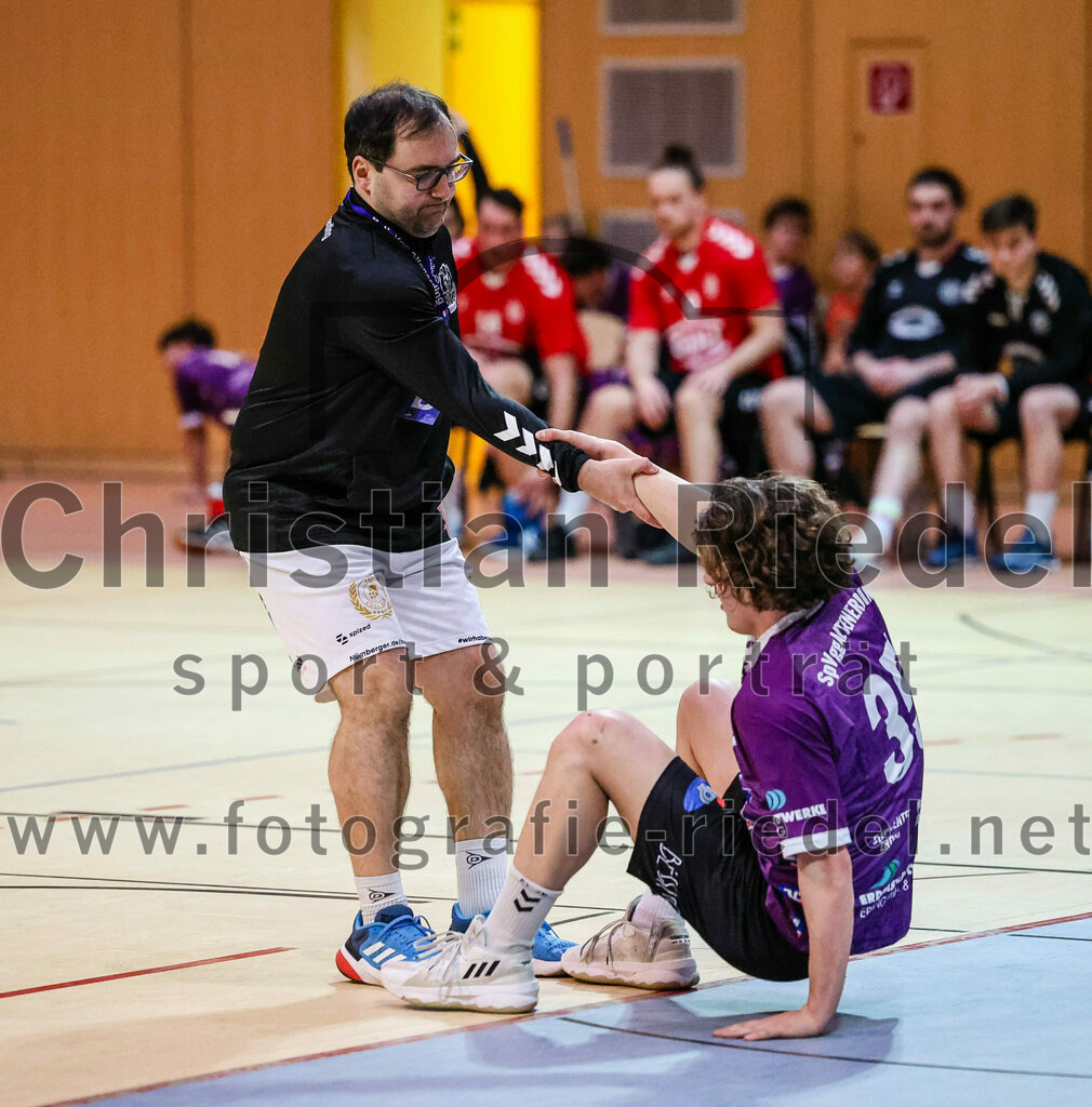 2024-01-27_057_SpVgg_Altenerding_gegen_TV_Altoetting | Erding, Deutschland, 27.01.2024:
Handball, Bezirksoberliga Männer 2023 / 2024, 13. Spieltag, SpVgg Altenerding gegen TV Altötting, Endergebnis: 30:28

Trainer Simon Klawe (SpVgg Altenerding), Jakob Köhler (SpVgg Altenerding, #35)

Foto: Christian Riedel / fotografie-riedel.net