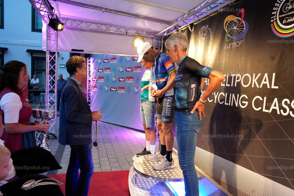 1239_20230817_Bewerb_Maenner_Muehlanger | AUT - OESTERREICH, 2023-08-16: SPORT RENNRAD-FAHREN - 55. INTERNATIONALER RADWELTPOKAL IN ST. JOHANN IN TIROL  - Vintage-Radrennen mit WM-Bronze-Medaillen-Siegerin Christina Schweinberger, den Teilnehmer und Alexander Baumann (vom Orginastions-Team) - TAG 2 BEWERB MAENNER IN SECHS GRUPPEN  ; Foto: Roland Muehlanger