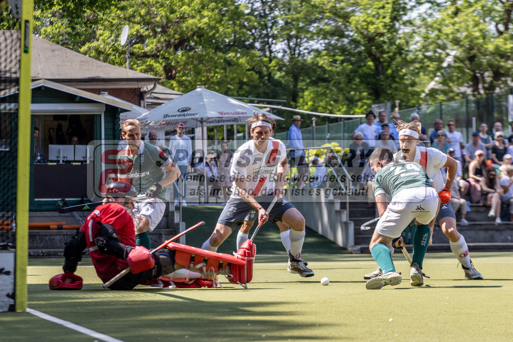 MJ_2024-.05-12-H-HTCU-Alster-11 | Felix Damberger (Uhlenhorst Mülheim #1), Niklas Bruns (Der Club an der Alster #32) & Nick Werner (Uhlenhorst Mülheim #24), Uhlenhorst Mülheim - Der Club an der Alster am 12.5.2024 im Waldstadion, Mülheim a. d. Ruhr
