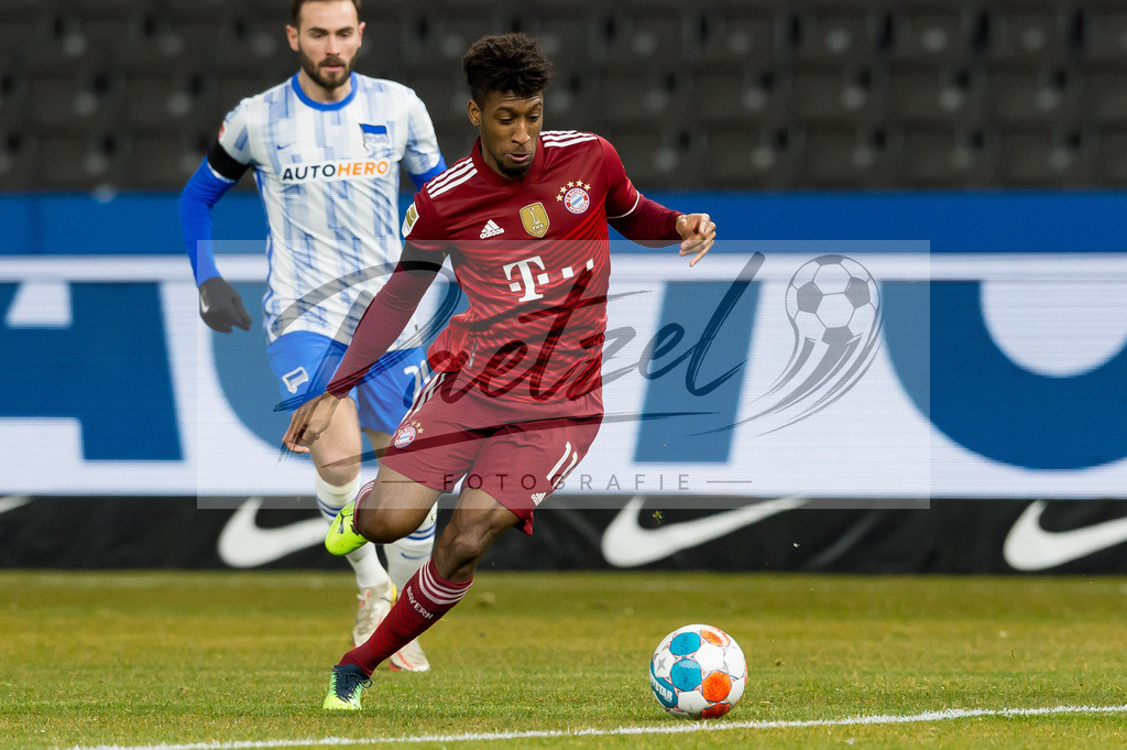 BSCFCB20220123_246 | Fussball, Herren: Kingsley Coman (FC Bayern Muenchen) in Aktion, am Ball, Einzelaktion bei dem Spiel der 1. Bundesliga zwischen Hertha BSC und FC Bayern Muenchen im Olypiastadion am 23.01.2022 in Berlin, Deutschland.DFB / DFL REGULATIONS PROHIBIT ANY USE OF PHOTOGRAPHS AS IMAGE SEQUENCES AND/OR QUASI-VIDEO. - Realisiert mit Pictrs.com