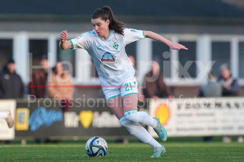 Fussball, Testspiel Frauen, SV Henstedt-Ulzburg - SV Werder Bremen | v.li.: Chiara Hahn (SV Werder Bremen, 21) am Ball, Freisteller, Einzelbild, Ganzkörper, Aktion, Action, Spielszene