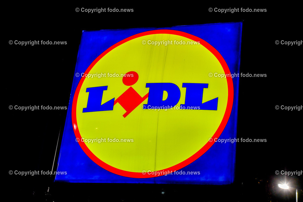 Lidl_ 05.12.2022-2 | 05.12.2022, Linz, AUT, Lidl, Lebensmittel, im Bild Lidl, Lebensmittel, Lebensmittelmarkt, einkaufen, Schild, Leuchtreklame, Werbung, Symbolbild, Feature