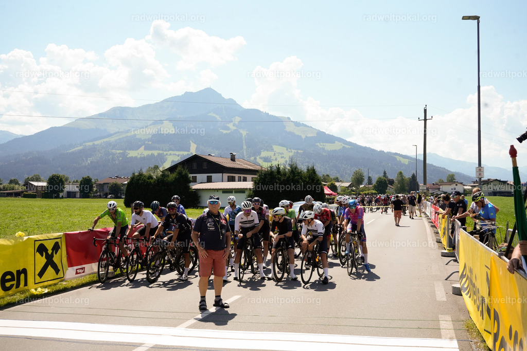 97_20230817_Bewerb_Maenner_Muehlanger | AUT - OESTERREICH, 2023-08-16: SPORT RENNRAD-FAHREN - 55. INTERNATIONALER RADWELTPOKAL IN ST. JOHANN IN TIROL  - Vintage-Radrennen mit WM-Bronze-Medaillen-Siegerin Christina Schweinberger, den Teilnehmer und Alexander Baumann (vom Orginastions-Team) - TAG 2 BEWERB MAENNER IN SECHS GRUPPEN  ; Foto: Roland Muehlanger