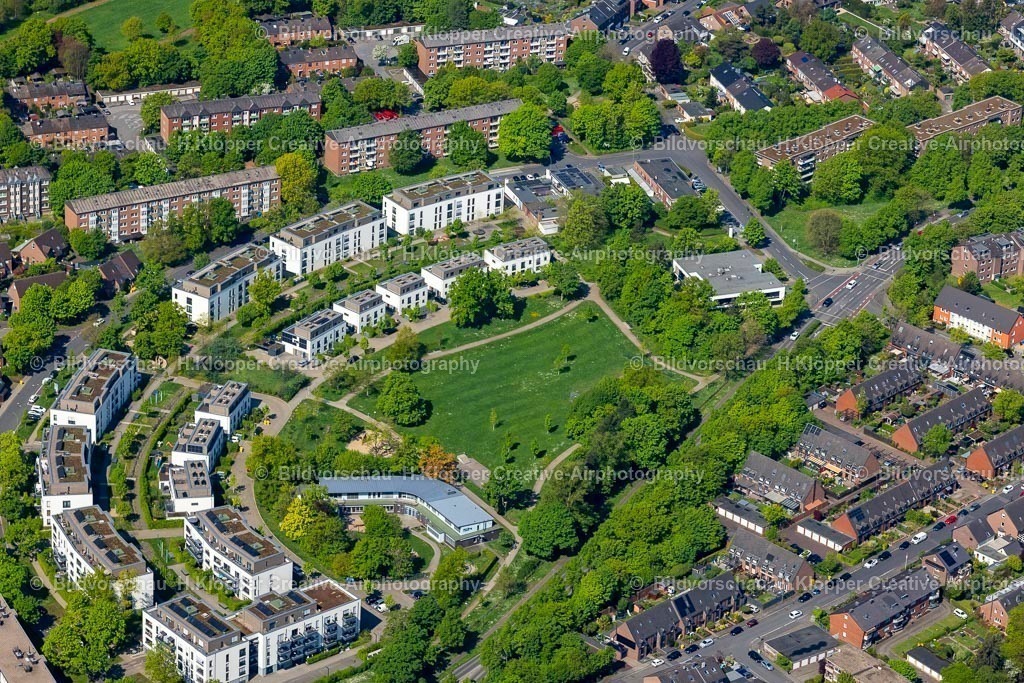 Luftbilder Neuss-1069 | Luftbildfotografie Neuss Weckhoven Mehrfamilienhaus- Wohngebiet in Form einer Reihenhaussiedlung an der Ferdinand-von-Lüninck-Weg, Hülchrather Straße in Neuss im Bundesland Nordrhein-Westfalen, Deutschland. - Realisiert mit Pictrs.com