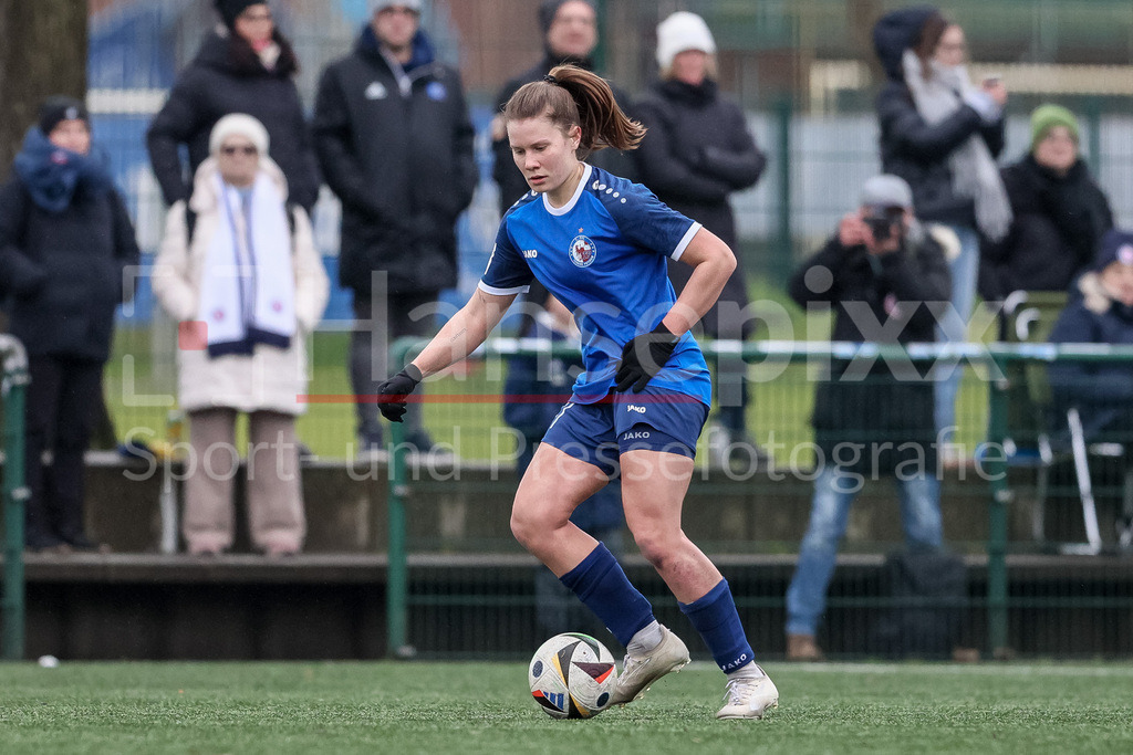 Fussball, Testspiel Frauen, Hamburger SV - 1. FFC Turbine Potsdam | v.li.: Emilie Bernhardt (1. FFC Turbine Potsdam, 31) am Ball, Freisteller, Einzelbild, Ganzkörper, Aktion, Action, Spielszene