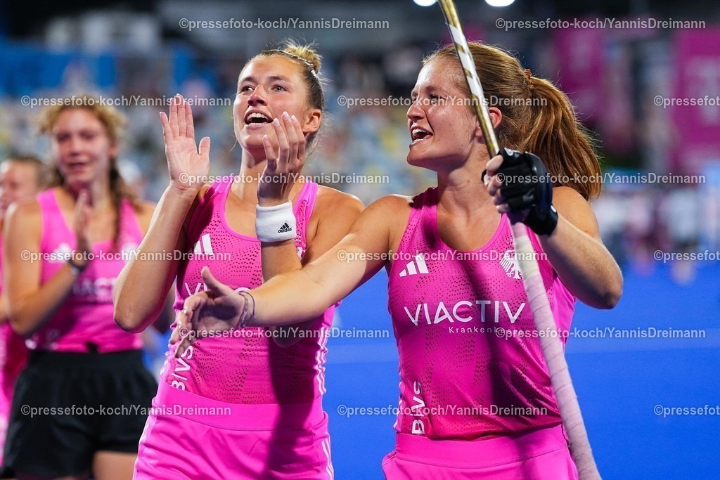 xydrx15082504091 | 15.08.2025, xydrx, Frauen EuroHockey Championship 2025, Halbfinale, Belgien - Deutschland, Sparkassenpark Mönchengladbach: Hanna Granitzki (GER #30) und Sonja Zimmermann (GER #16) jubelnd über den Final Einzug