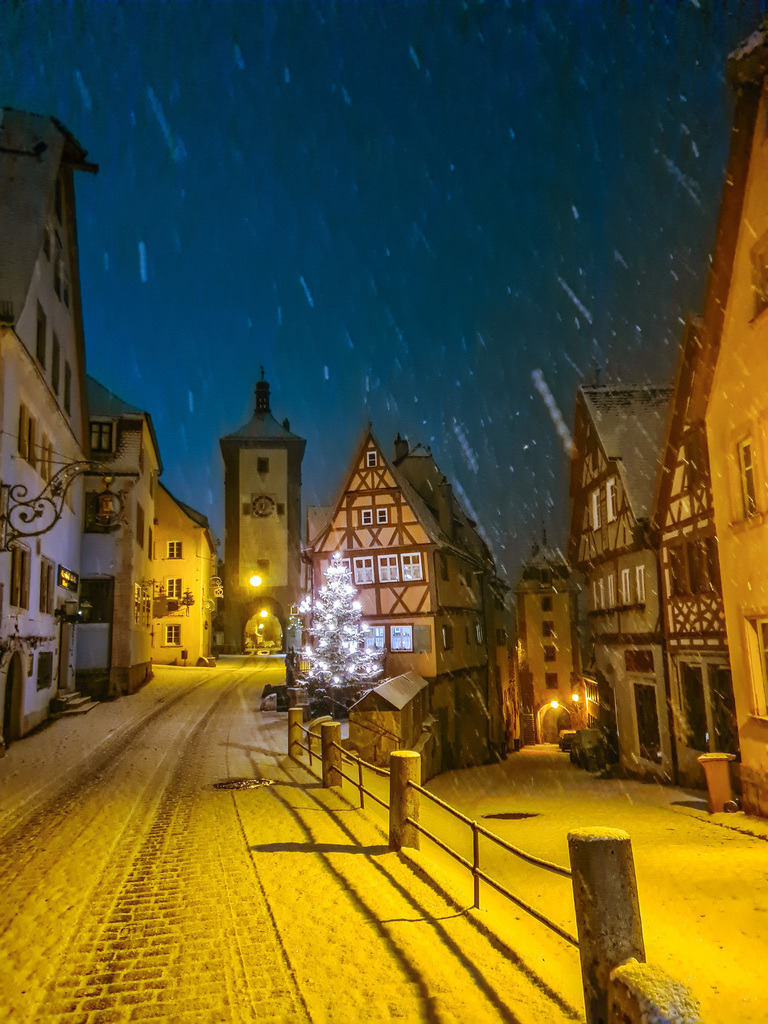 20221212_065936 | Rothenburg ob der Tauber. Nur hier gibt es Exklusive und passend zur Jahreszeit Ihr Wandbild, T-Shirt, Tasse und alles was das Rothenburg Herz begehrt. - Realisiert mit Pictrs.com