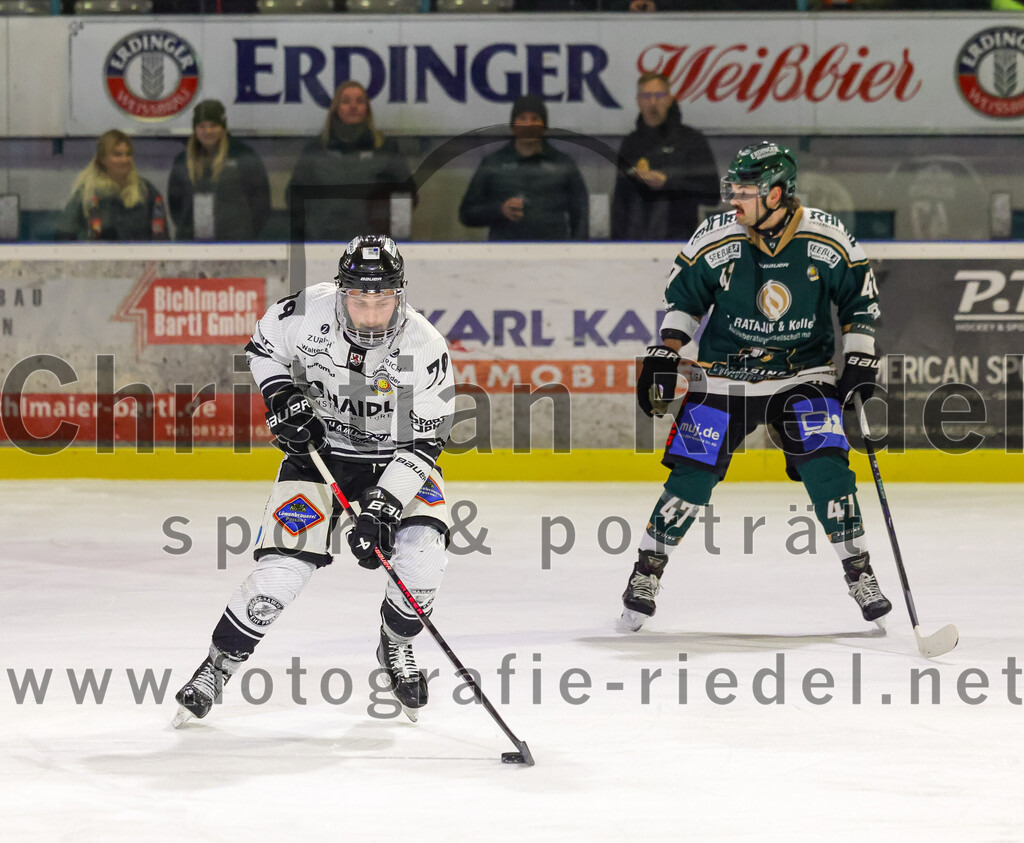 2026-01-30_058_TSV_Erding_gegen_EHF_Passau_Black_Hawks | Erding, Deutschland, 30.01.2026:Eishockey, Oberliga Süd 2025 / 2026, 42. Spieltag, TSV Erding gegen EHF Passau Black Hawks, Endergebnis: 2:6Leo Mössinger (EHF Passau Black Hawks, #79), Marco Pfleger (Erding Gladiators, #47)Foto: Christian Riedel / fotografie-riedel.net