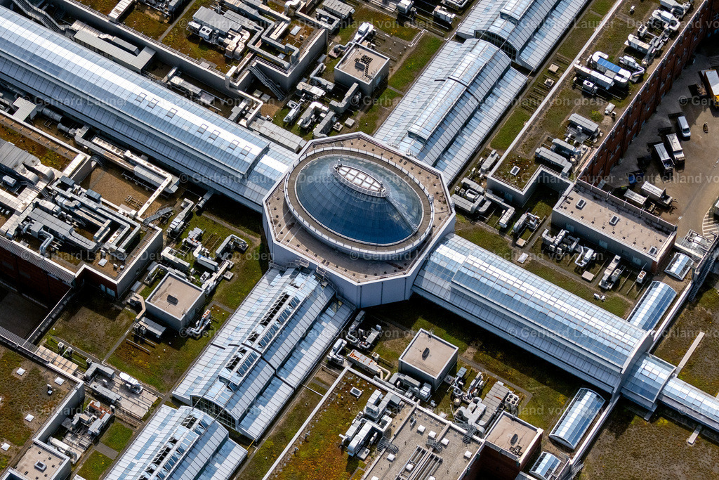 4050246 | OBERHAUSEN 25.08.2021 Gebäudekomplex und Gelände des Einkaufszentrum der CentrO Management GmbH in Oberhausen im Bundesland Nordrhein-Westfalen. Das Einkaufszentrum ist das Herzstück der Neuen Mitte der Stadt und liegt an der Osterfelder Straße. Weiterführende Informationen bei: CMS Cinema Management Services GmbH &amp; Co. KG,  LEGOLAND Discovery Centre Deutschland GmbH,  Prime Management GmbH &amp; Co. KG,  Prime Real Estate Consulting GmbH,  RKW Architektur +  Rhode Kellermann Wawrowsky GmbH. // building complex of the shopping mall Centro in Oberhausen in the state of North Rhine-Westphalia. The mall is the heart of the "Neue Mitte" part of the city and is located on Osterfelder Strasse. Further information at: CMS Cinema Management Services GmbH &amp; Co. KG,  LEGOLAND Discovery Centre Deutschland GmbH,  Prime Management GmbH &amp; Co. KG,  Prime Real Estate Consulting GmbH,  RKW Architektur +  Rhode Kellermann Wawrowsky GmbH. Foto: Gerhard Launer