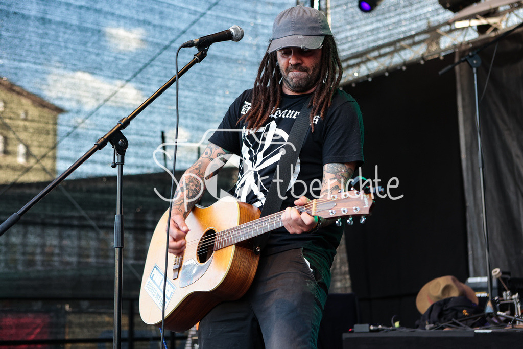 Sommer am Kiez | Dan GANOVE spielt vor "Die Kassierer" beim Augsburger Fesitval " Sommer am Kiez" auf seiner Gitarre, Vorband, Support