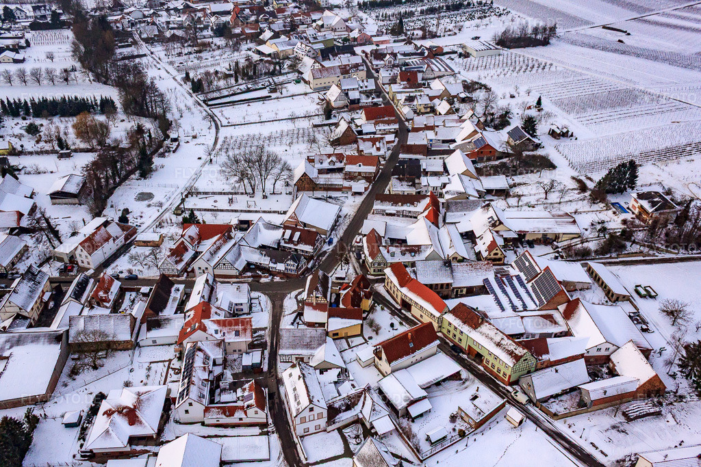Luftbild: Haingasse x Hauptstraße bei Schnee in Dierbach im Bundesland Rheinland-Pfalz in Deutschland. Foto: IMG_23684.jpg vom 16.01.2010 durch Werner Riehm/FLY-FOTO.de