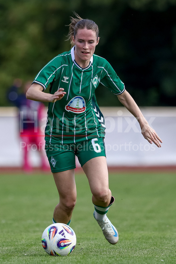 Fussball, Testspiel Frauen, SV Werder Bremen - Cerezo Osaka Yanmar Ladies | Reena Wichmann (SV Werder Bremen, 6) am Ball, Einzelbild, Ganzkörper, Aktion, Action, Spielszene