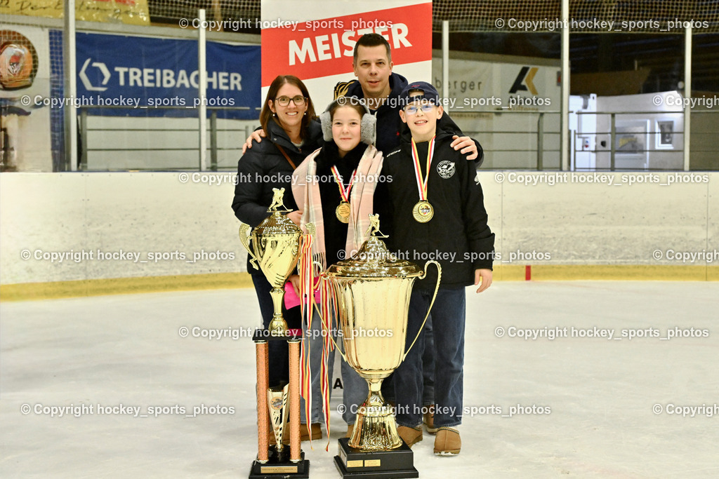 ESC Sparkasse Steindorf Meister 2025/26 | Headcoach ESC Steindorf Mayer Michael mit Familie, ESC Sparkasse Steindorf Meister 2025/26, ESC Sparkasse Steindorf Meister 2025/26 am 08.03.2026 in Althofen (Stadthalle Althofen), Austria, (Photo by Bernd Stefan)