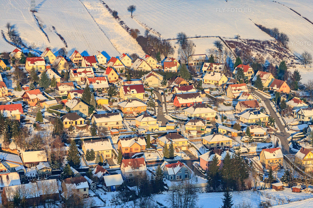 Vue aérienne: Rue des Lilas en hiver, sous la neige à Neewiller-près-Lauterbourg dans le département Bas Rhin, France – .Photo: IMG_36663.jpg prise le 05/01/2011 par Werner Riehm/FLY-FOTO.eu – Résolution de l'original: 4752 x 3168 px