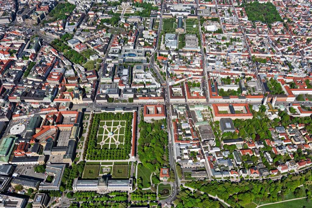 dr__0062823.jpg | MüNCHEN 29.04.2025 Blick auf den Hofgarten und den Odeonsplatz in München im Bundesland Bayern. Die barocke Parkanlage mit dem Pavillon Dianatempel in der Mitte grenzt an die Gebäude der Bayerischen Staatskanzlei, des Deutschen Theatermuseums und der Münchner Residenz. // View of the Hofgarten park in Munich in the state of Bavaria. Foto: Daniel Reiter