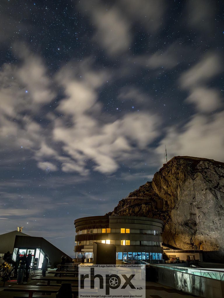 Astronomieabend am Pilatus / Astronomy Evening at Pilatus | <p><strong>Kosmos. Licht. Staunen.</strong></p>
<p>Unter dem weiten Sternenzelt auf dem Pilatus versammeln sich Begeisterte, um in die Tiefen des Universums zu blicken. </p>

<br>
<p><strong>Cosmos. Light. Wonder.</strong></p>
<p>Under the vast starry canopy on Mount Pilatus, enthusiasts gather to gaze into the depths of the universe.</p> - Realisiert mit Pictrs.com