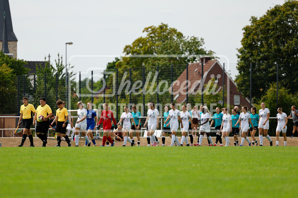 Fußball I Frauen I Westfalenpokal 26-27 I DJK GW Amelsbüren - SSV Rhade  I 18641 | Die Mannschaften DJK GW Amelsbüren und SSV Rhade laufen ein. - Realisiert mit Pictrs.com