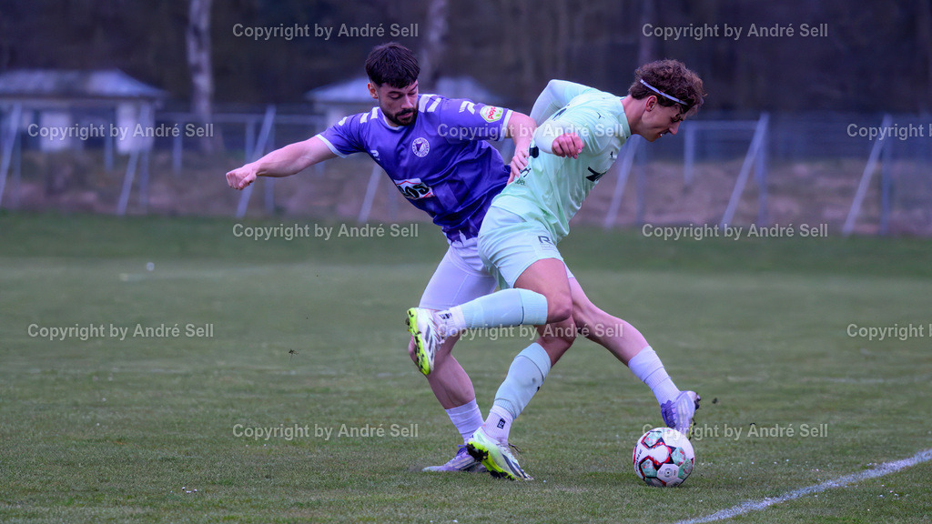 VfR Neumünster (lila) vs PSV Neumünster (grün) | Tom Schilling (VfR #5) vs Timon Pfennig (PSV #23) / Fußball-Oberliga Männer 2025/2026 / VfR Neumünster (lila) vs PSV Neumünster (grün) / Grümmi-Arena / Neumünster / 15.04.26 - Realisiert mit Pictrs.com