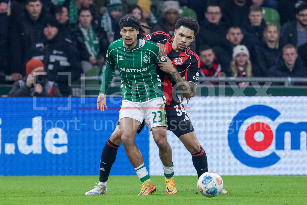 Fussball, Bundesliga, SV Werder Bremen - Eintracht Frankfurt | v.li.: Isaac Schmidt (SV Werder Bremen, 23) und Nnamdi Collins (Eintracht Frankfurt, 34) im Zweikampf, Duell, Dynamik, Aktion, Action, Spielszene, DIE DFL-RICHTLINIEN UNTERSAGEN JEGLICHE NUTZUNG VON FOTOS ALS SEQUENZBILDER UND/ODER VIDEOÄHNLICHE FOTOSTRECKEN. DFL REGULATIONS PROHIBIT ANY USE OF PHOTOGRAPHS AS IMAGE SEQUENCES AND/OR QUASI-VIDEO.