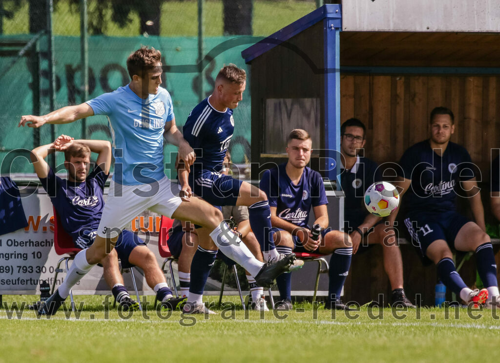 2023-08-26_027_FC_Langengeisling_gegen_TuS_Raubling | Erding, Deutschland, 26.08.2023:
Fußball, Bezirksliga Oberbayern Ost 2023 / 2024, 6. Spieltag, FC Langengeisling gegen TuS Raubling, Endergebnis: 2:0

Niko Simak (FC Langengeisling, #3), Alexander Lallinger (TuS Raubling, #10)

Foto: Christian Riedel / fotografie-riedel.net