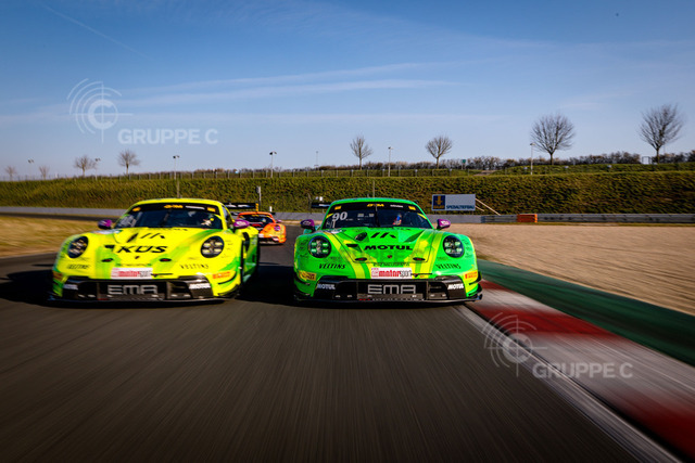 DTM025_040208563712183TU_TU_TU | DTM, Testfahrten Oschersleben 2025 - Foto: Gruppe C Photography; #90 Porsche 911 GT3 R (992), Manthey EMA: Ayhancan Güven; #92 Porsche 911 GT3 R (992), Manthey Junior Team: Morris Schuring; #91 Porsche 911 GT3 R (992), Manthey EMA: Thomas Preining - Realisiert mit Pictrs.com