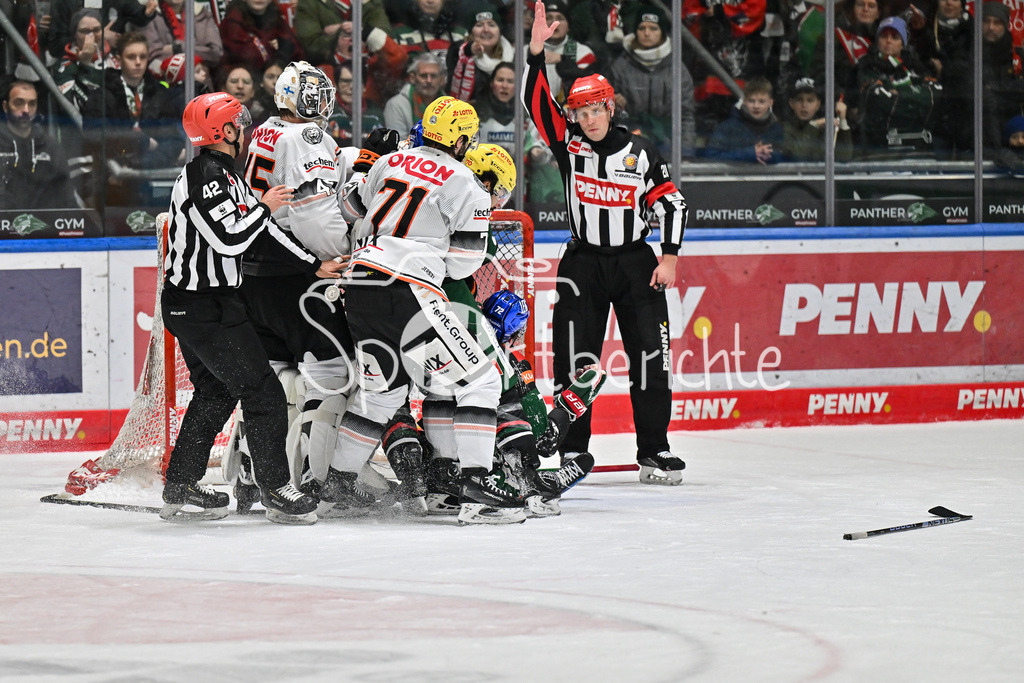Augsburger Panther - Löwen Frankfurt  | ein fight zwischen Cameron BRACE (Löwen Frankfurt #86) und Riley McCOURT (Augsburger Panther #72) / Kampf / Faustkampf / DEL: Augsburger Panther - Loewen Frankfurt, Curt Frenzel Stadion am 12.01.2025
