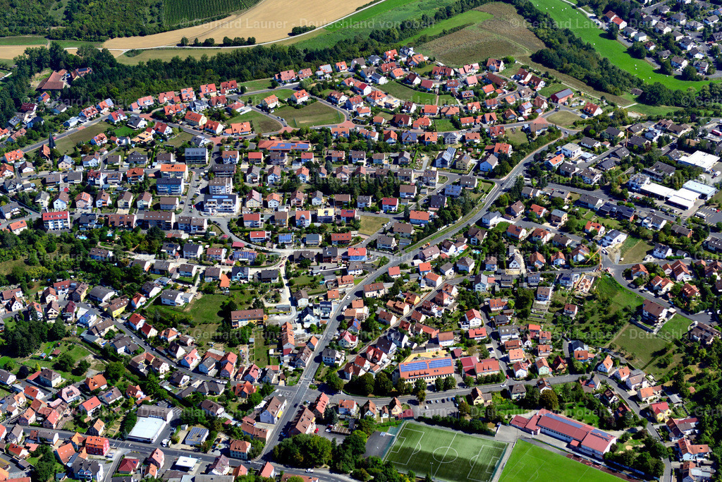 3650093 | RIMPAR 31.08.2016 Wohngebiet - Mischbebauung der Mehr- und Einfamilienhaussiedlung  in Rimpar im Bundesland Bayern, Deutschland // Residential area - mixed development of a multi-family housing estate and single-family housing estate  in Rimpar in the state Bavaria, Germany Foto: Gerhard Launer