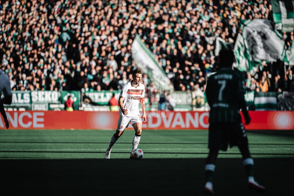 Fußball | Männer | Saison 2025/2026 | 1. Fußball-Bundesliga | 6. Spieltag | SV Werder Bremen vs. FC St. Pauli | 04.10.2025 | Hauke Wahl (#5, FC St. Pauli) am Ball