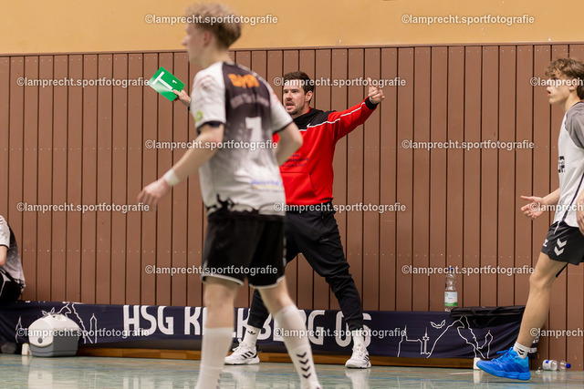 Handball I Junioren I Saison 2025-2026 I Region Jugend I 9. Spieltag I HSG Kalkberg 06 - HSG Tills Löwen 08 121 | Felix Hirth (Trainer, HSG Tills Löwen 08) - Realisiert mit Pictrs.com