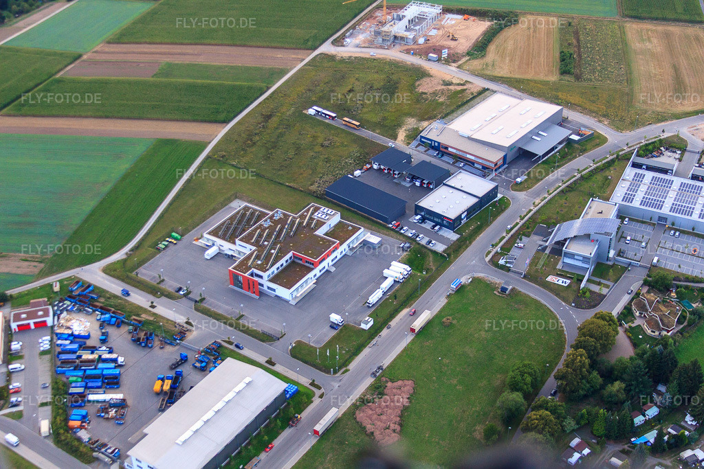 Luftbild: KÖMPF Recyclingzentrum & Containerdienst in Calw im Bundesland Baden-Württemberg in Deutschland. – Foto: IMG_52425.jpg vom 23.08.2012 durch Werner Riehm/FLY-FOTO.de – Auflösung des Originals: 4752 x 3168 px – Ihr Entsorgungspartner | Recyclingzentrum KÖMPF