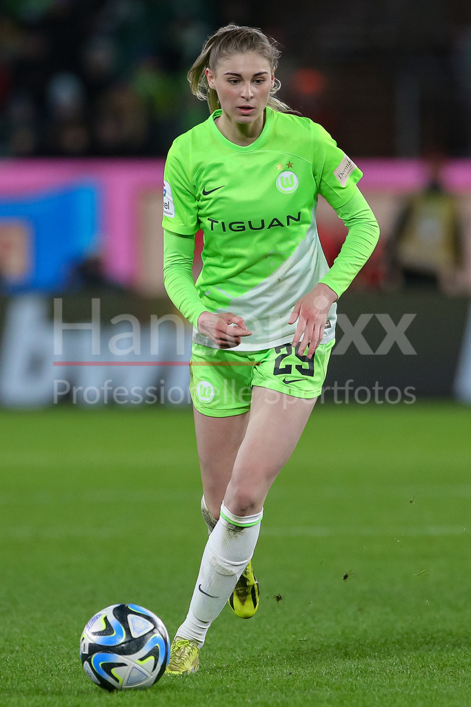 Fussball, Google Pixel Frauen-Bundesliga, VfL Wolfsburg - FC Bayern München | v.li.: Jule Brand (VfL Wolfsburg, 29) am Ball, Freisteller, Einzelbild, Ganzkörper, Aktion, Action, Spielszene, DIE DFB-RICHTLINIEN UNTERSAGEN JEGLICHE NUTZUNG VON FOTOS ALS SEQUENZBILDER UND/ODER VIDEOÄHNLICHE FOTOSTRECKEN. DFB REGULATIONS PROHIBIT ANY USE OF PHOTOGRAPHS AS IMAGE SEQUENCES AND/OR QUASI-VIDEO.