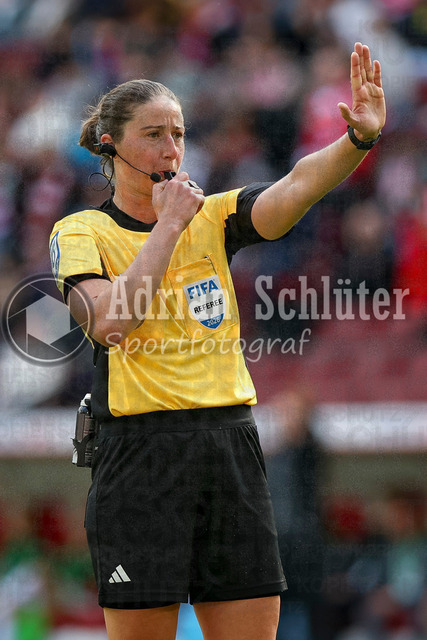 14.05.2026, GER, Fussball, Frauen, DFB-Pokal, Finale, Saison 2025/2026, VfL Wolfsburg - FC Bayern München | Schiedsrichterin Franziska Wildfeuer gestikuliert, Gestik und Mimik