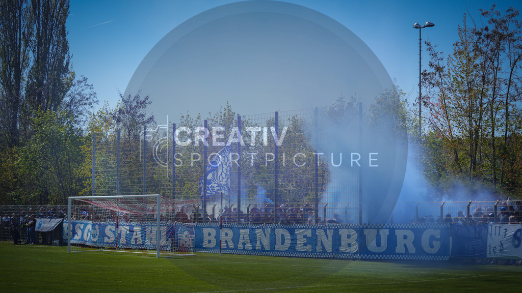 Fußball, Herren, Saison 2025/2026, Brandenburgliga, 23. Spieltag, Brandenburger SC Süd 05 vs. BSG Stahl Brandenburg, Samstag 25.04.2026, Werner-Seelenbinder-Sportplatz Brandenburg an der Havel | Fußball, Herren, Saison 2025/2026, Brandenburgliga, 23. Spieltag, Brandenburger SC Süd 05 vs. BSG Stahl Brandenburg, Samstag 25.04.2026, Werner-Seelenbinder-Sportplatz Brandenburg an der Havel, Im Bild: Die Fans der BSG Stahl Brandenburg  zünden vor Spielbeginn Pyrotechnik. - Realisiert mit Pictrs.com