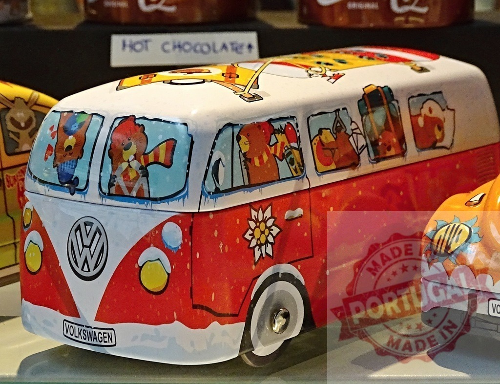 Volkswagen bus tin driving with cartoon bears | Volkswagen T1 bus shaped hot chocolate tin showing cartoon bears on a winter road trip - Realisiert mit Pictrs.com