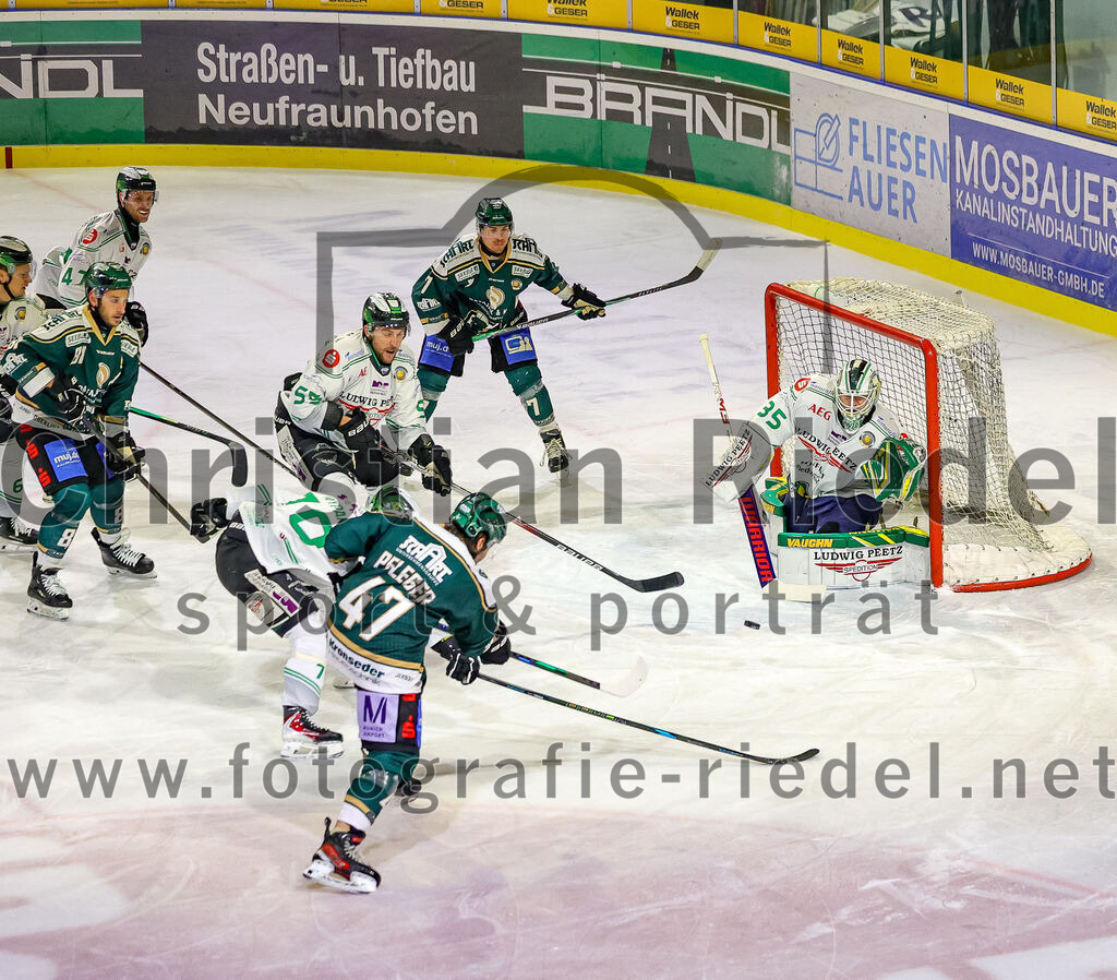 2026-01-02_041_TSV_Erding_gegen_Hoechstadt_Alligators | Erding, Deutschland, 02.01.2026:Eishockey, Oberliga Süd 2025 / 2026, 33. Spieltag, TSV Erding gegen Höchstadt Alligators, Endergebnis: 2:1Marco Pfleger (Erding Gladiators, #47), Louis Trattner (Erding Gladiators, #7), Torwart Luca Ganz (Höchstadt Alligators, #35)Foto: Christian Riedel / fotografie-riedel.net