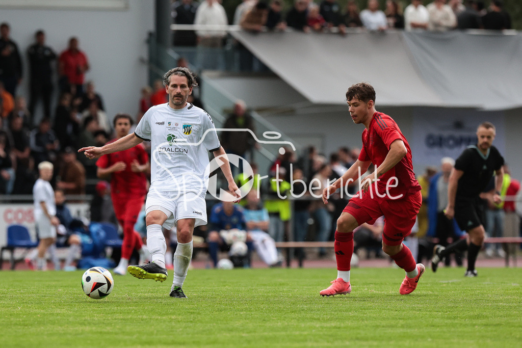 SSV Dillingen - FC Bayern Amateure | Im duell Dominik RIEDINGER (SSV #8) und Maximilian WAGNER (FCB #9) / Zweikampf