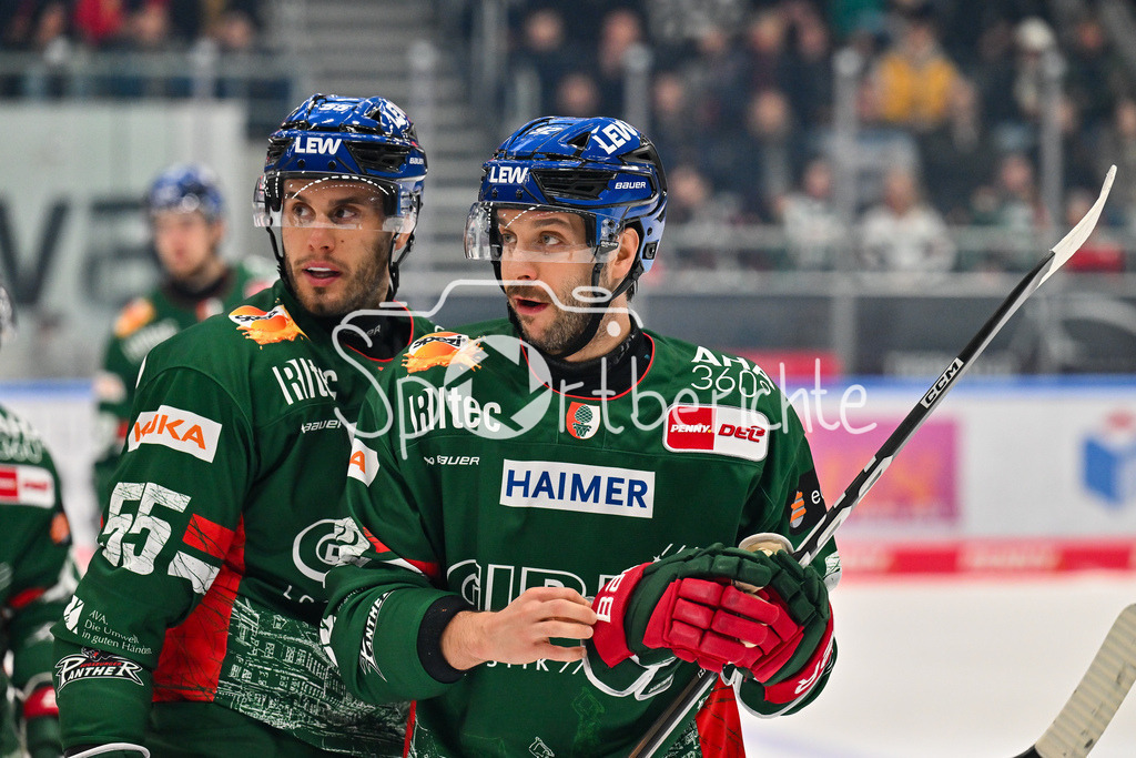 Augsburger Panther - Löwen Frankfurt | im Bild Ryan BUTTON (Augsburger Panther 55) und Joseph CRAMAROSSA (Augsburger Panther 92), Trashtalk beim match zwischen den Augsburger Panthern und den Löwen Frankfurt am 8. Spieltag der Penny DEL im Curt Frenzel Stadion am 19.10.2025