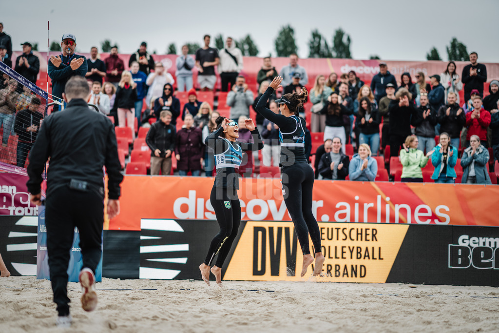 Beachvolleyball | Frauen | German Beach Tour 2024 | Tourstop Bremen | 07.06.2024 | v.l. Thainara Mylena Feitosa de Oliveira (BRA) und Andressa Cavalcanti Ramalho (BRA) jubeln nach ihrem Sieg