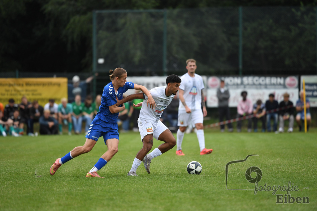 Sport-Duwe Cup | Sport-Duwe Cup Oldenburg; SSV Jeddenloh (weiß)-VFB Oldenburg (blau) am 05.07.2025 in Oldenburg (Sportanlage TuS Eversten), Photo: Philip Eiben 2025 - Realisiert mit Pictrs.com
