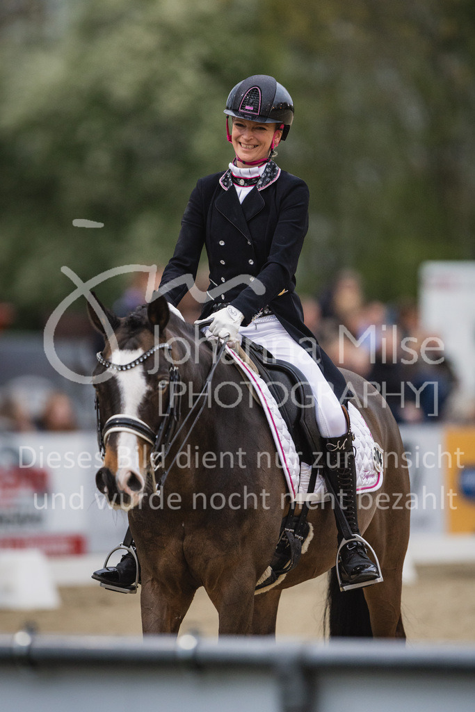 230429_Dressurfestival_S-Kür-309 | Deine schönsten Turniermomente als professionelle Fotos! Entdecke hochwertige Pferdesport-Fotografie im Online-Shop. Jetzt Fotos finden & bestellen!