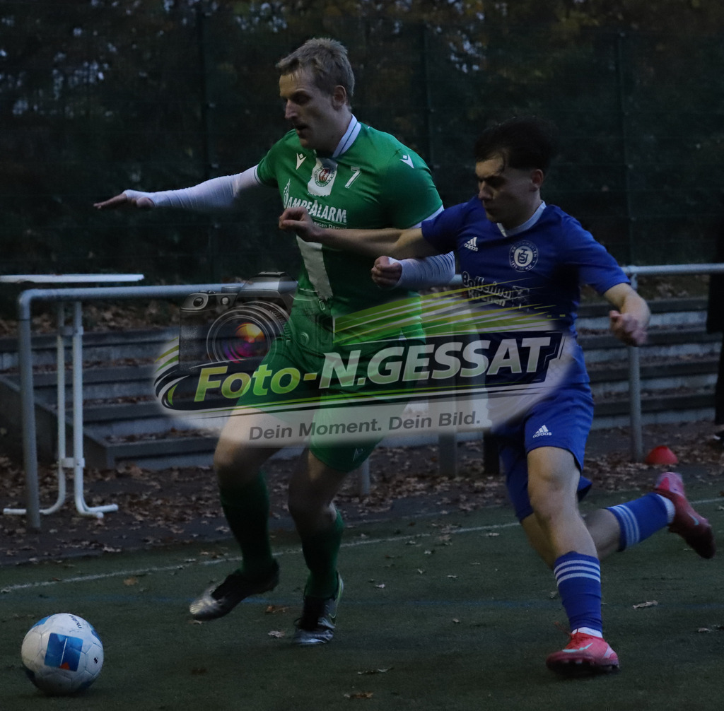 Bünder SV - TuS Bruchmühlen | Auf dem Bild zu sehen: grün Bünder SV: Volkmar Vöge ; blau TuS Bruchmühlen: Luis MantheyBünder SV, TuS Bruchmühlen, Saison 25/26, Kreisliga A, Bünde, Deutschland - Realisiert mit Pictrs.com