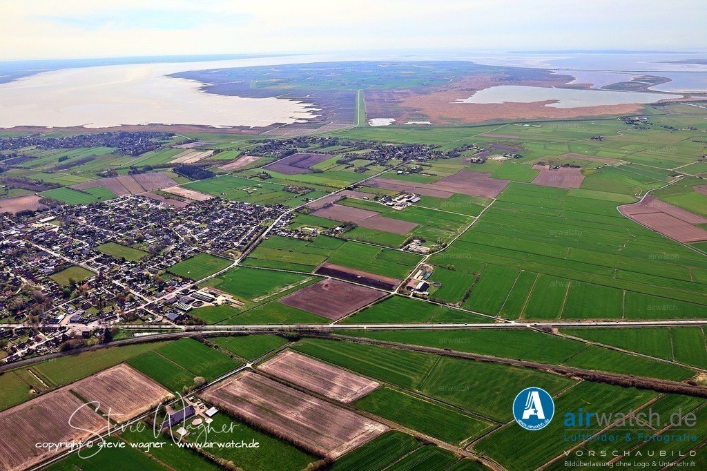 Luftbilder Hattstedt & Umgebung | Die Gemeinde hat eine Fläche von 7,01 km² und zählte 2605 Einwohner am 31. Dezember 2023. Es gibt verschiedene Orte innerhalb der Gemeinde wie Hattstedter Mühle, Lehmkuhl, Wiede, Wittland, Hilligenbohl und Hattstedtfeld sowie den Ortsteil Drift.