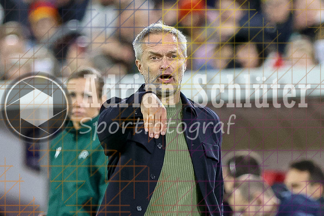 Deutschland vs Frankreich - Halbfinale - UEFA Women's Nations League | Düsseldorf, Deutschland, 24.10.25:   Nationaltrainer Christian Wück ( Deutschland ) gestikuliert, Gestik waehrend des Halbfinals der UEFA Women's Nations League zwischen Deutschland vs Frankreich in der Merkur-Spiel-Arena(Foto von Brauer-Fotoagentur / Adrian Schlueter)