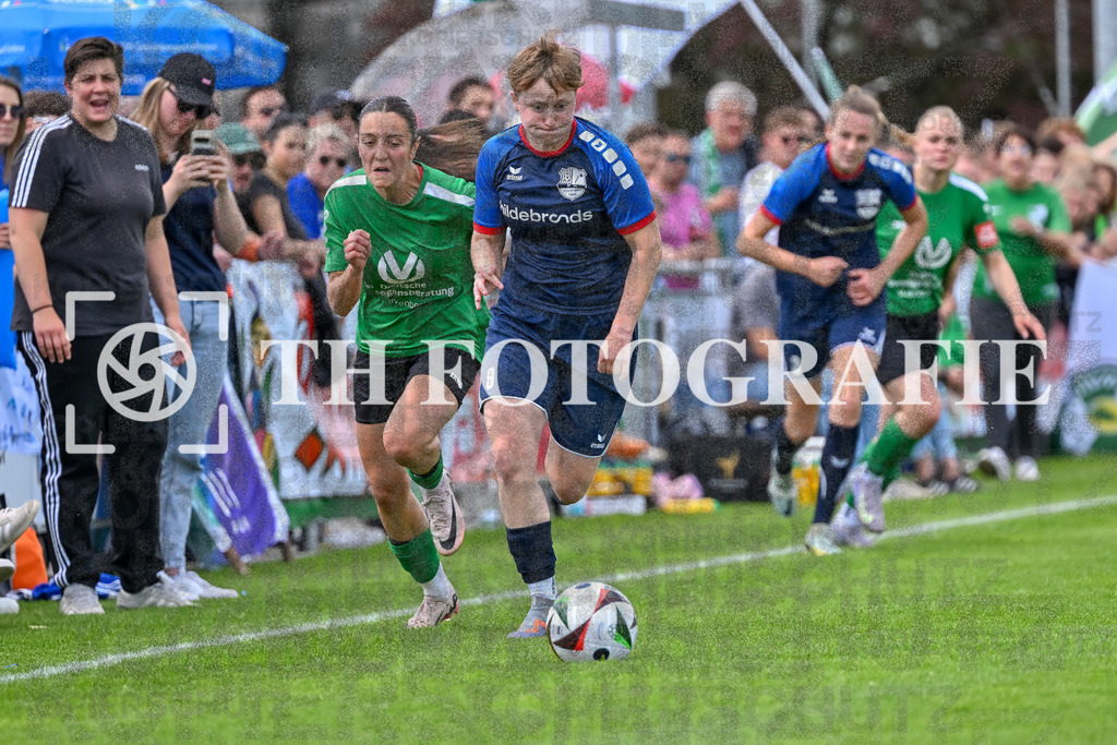 GER, FC Hauingen - SV Waldhaus, Frauen-Fussball, Rothaus Bezirkpokal, Finale, Saison 2024/2025, 29.05.2025 | Finja Voelkel (SV Waldhaus, #03), Luise Hildebrand (FC Hauingen, #09)GER, FC Hauingen - SV Waldhaus, Frauen-Fussball, Rothaus Bezirkpokal, Finale, Saison 2024/2025, 29.05.2025Foto: TH Fotografie/Thomas Hess
