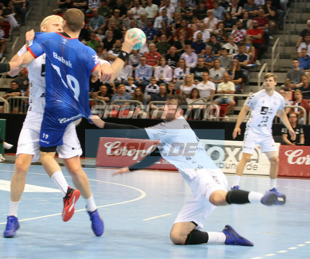 Bergischer HC - THW Kiel | Tomas Babak läuft bei Patrick Wiencek auf - © Sportfoto-Sale (MK) - Realisiert mit Pictrs.com