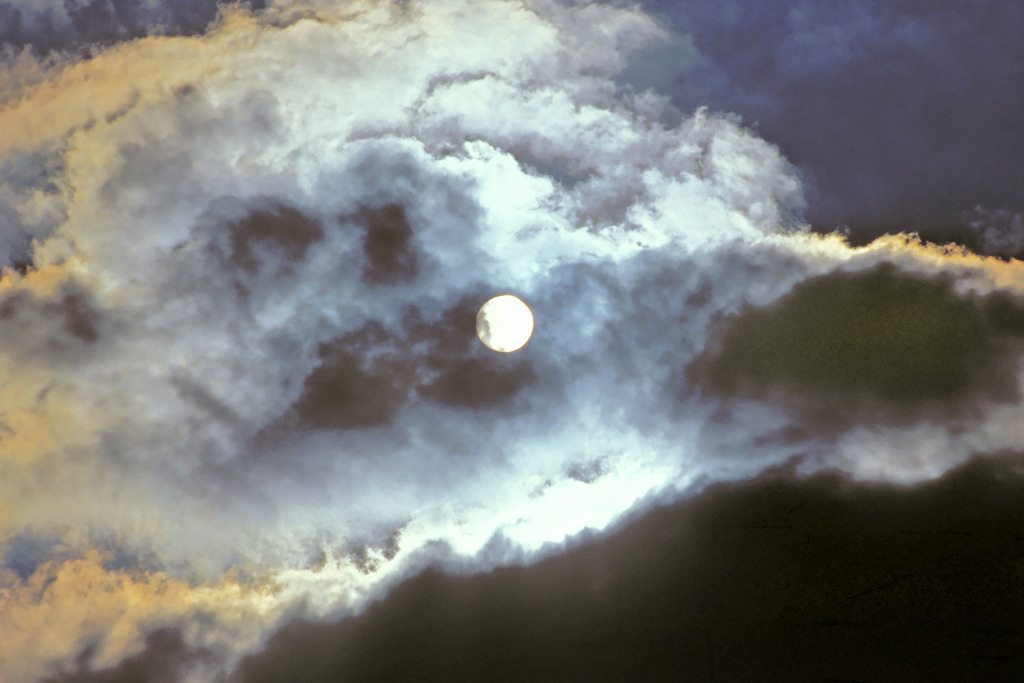 WolkenWort_57_Mooncloud_0253 | Beegebilder online. 
BIldarchiv von Beege Fotodesign mit ausgewählten Werken, die sich besonders gut für die Dekoration Ihrer Räume oder Wände eignen. 